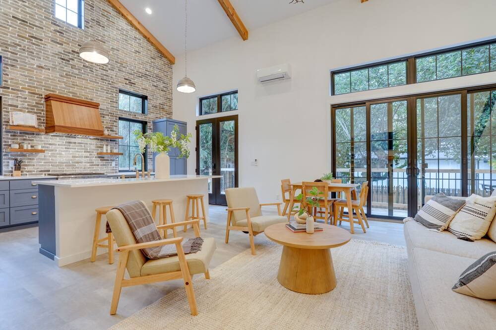 Photo of Livingroom in Inglewood-Finn Hill