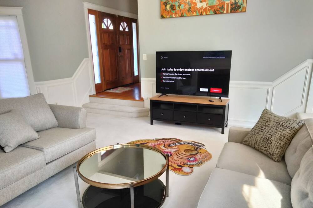 Photo of Livingroom in Cougar Mountain