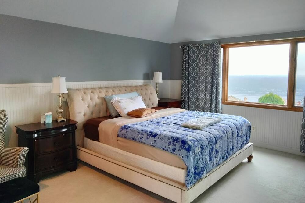 Photo of Bedroom in Cougar Mountain