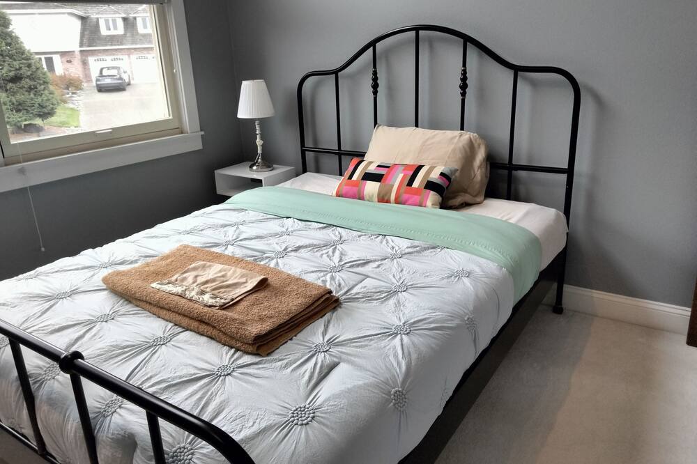 Photo of Bedroom in Cougar Mountain