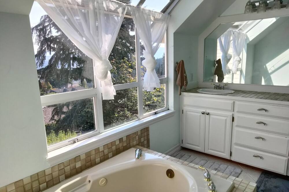 Photo of Bathroom in Cougar Mountain