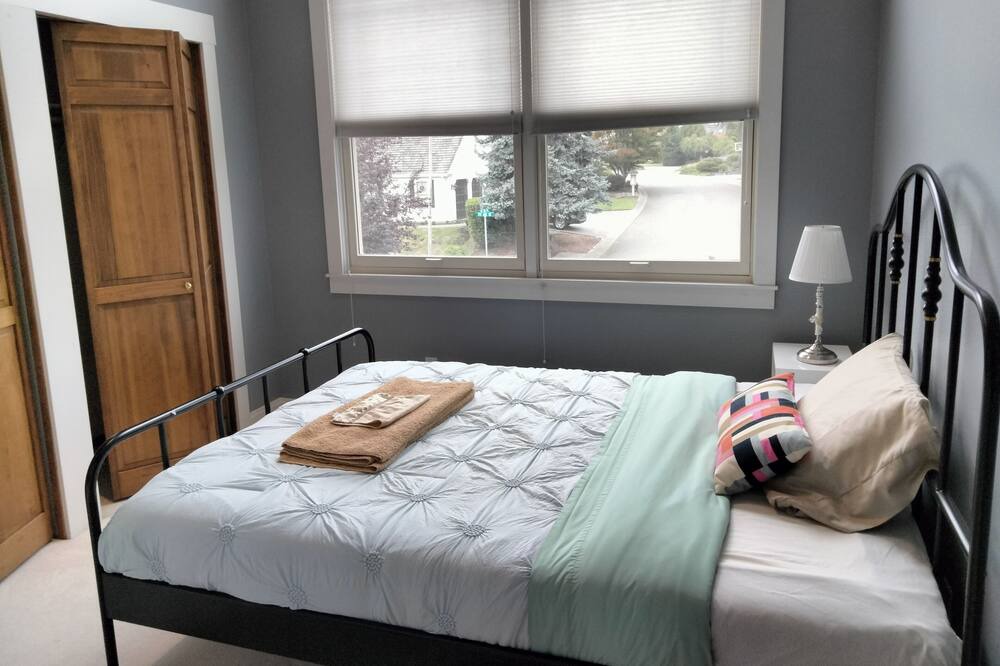 Photo of Bedroom in Cougar Mountain