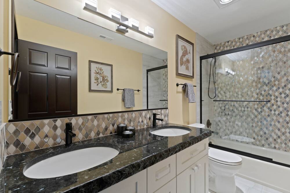 Photo of Bathroom in Colbert