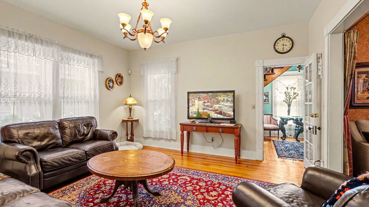 Photo of Livingroom in Siskiyou-Hargadine Historic District