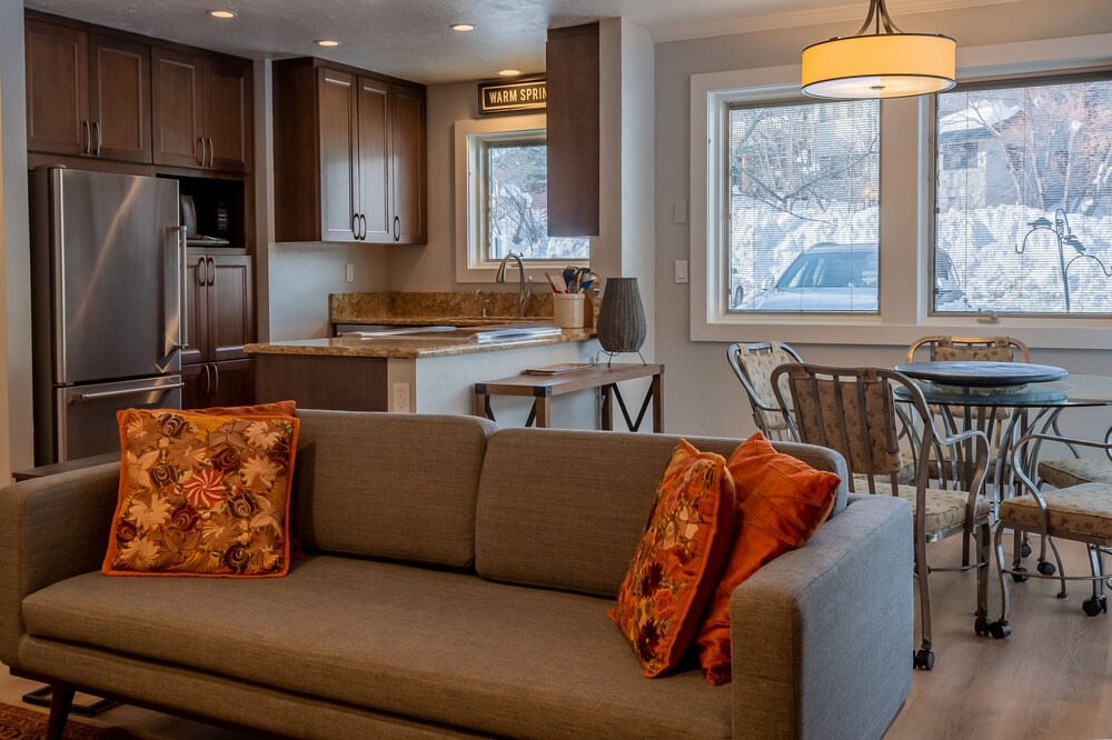 Photo of Livingroom in Warm Springs