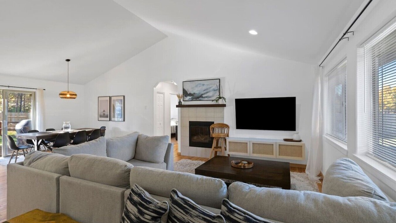 Photo of Livingroom in Oregon Water Wonderland