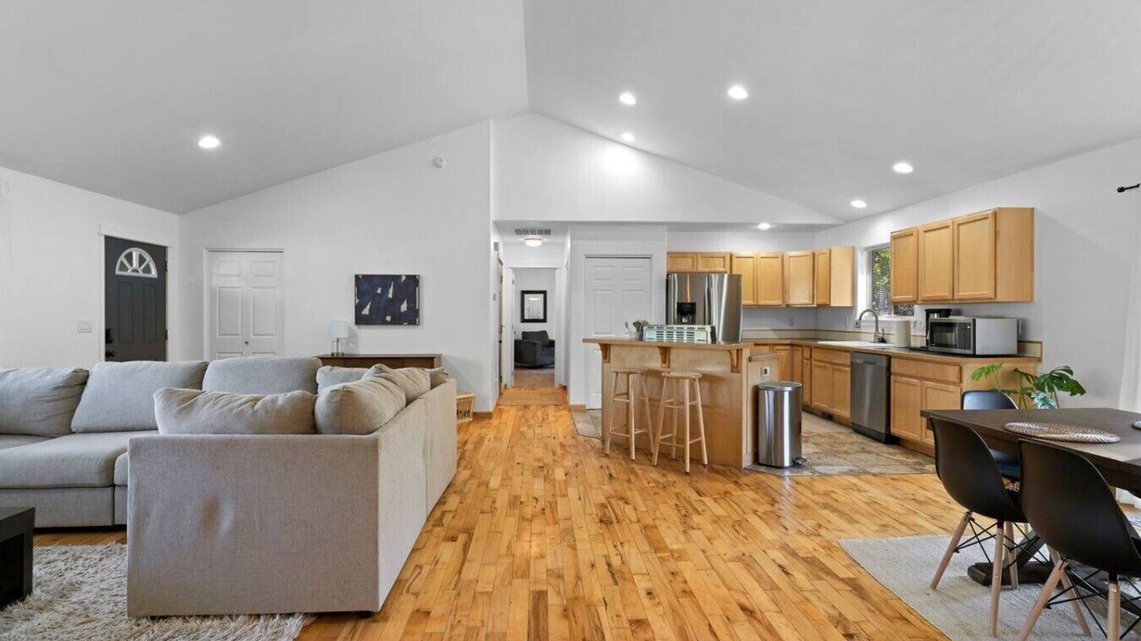 Photo of Livingroom in Oregon Water Wonderland