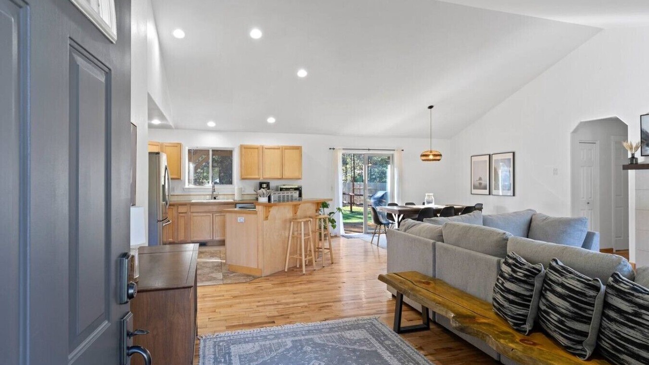 Photo of Livingroom in Oregon Water Wonderland