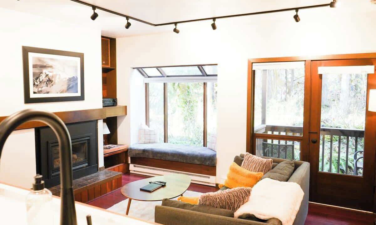 Photo of Livingroom in Glacier