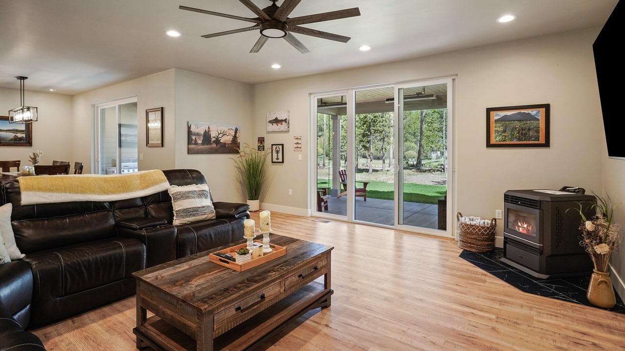 Photo of Livingroom in Oregon Water Wonderland