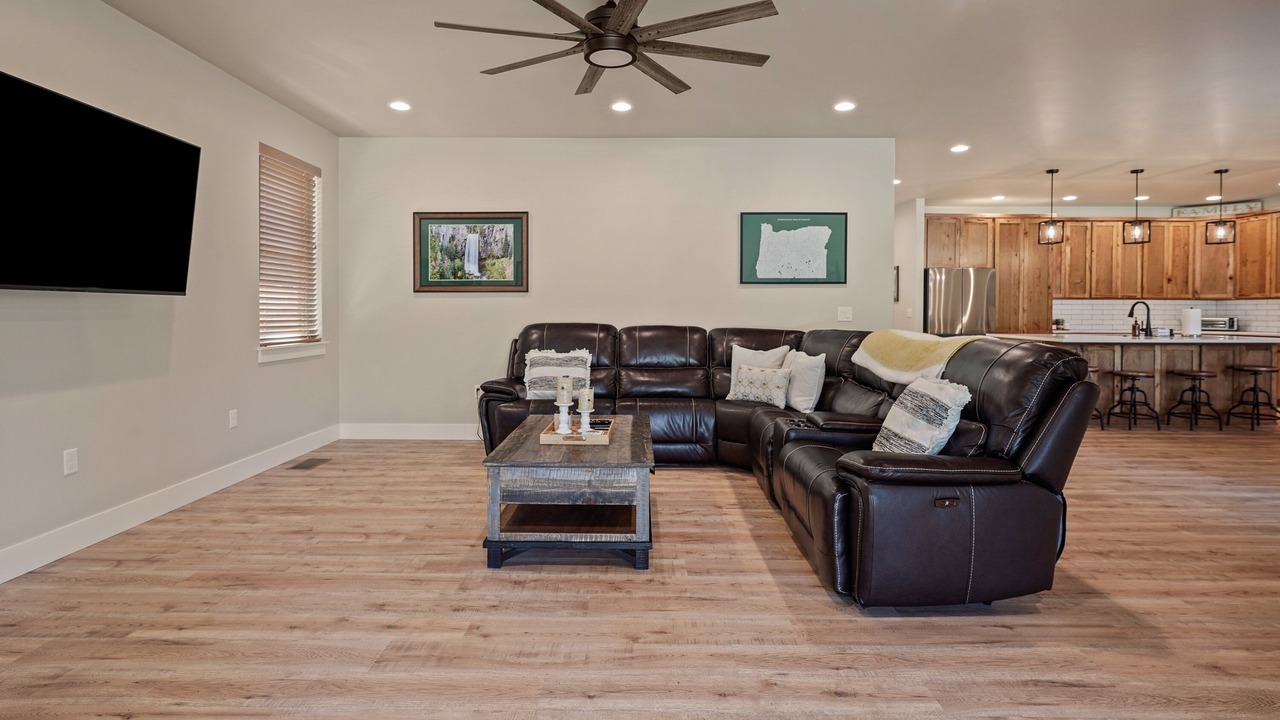 Photo of Livingroom in Oregon Water Wonderland
