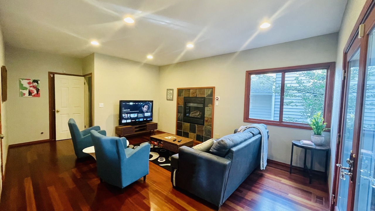 Photo of Livingroom in East Lake Hills