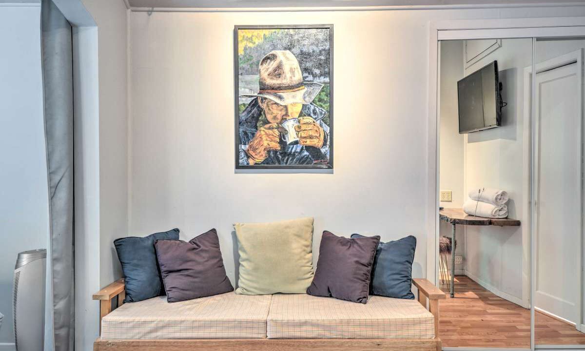 Photo of Livingroom in Siskiyou-Hargadine Historic District