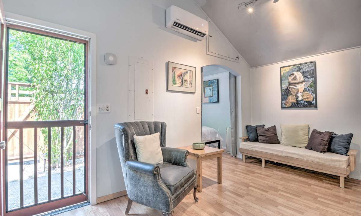 Photo of Livingroom in Siskiyou-Hargadine Historic District