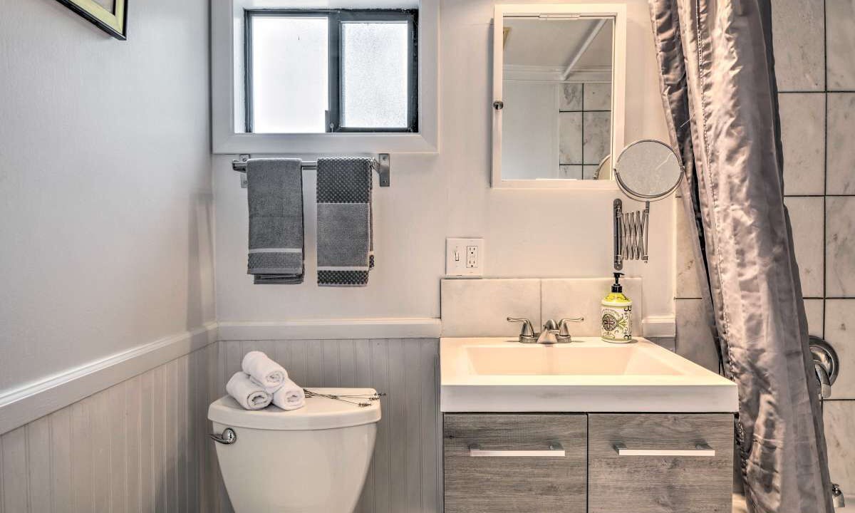 Photo of Bathroom in Siskiyou-Hargadine Historic District