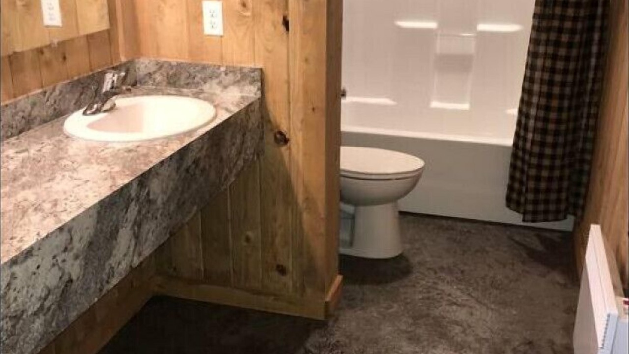 Photo of Bathroom in Island Park