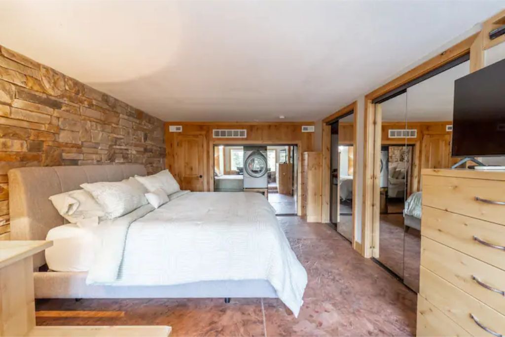 Photo of Bedroom in Garden Valley