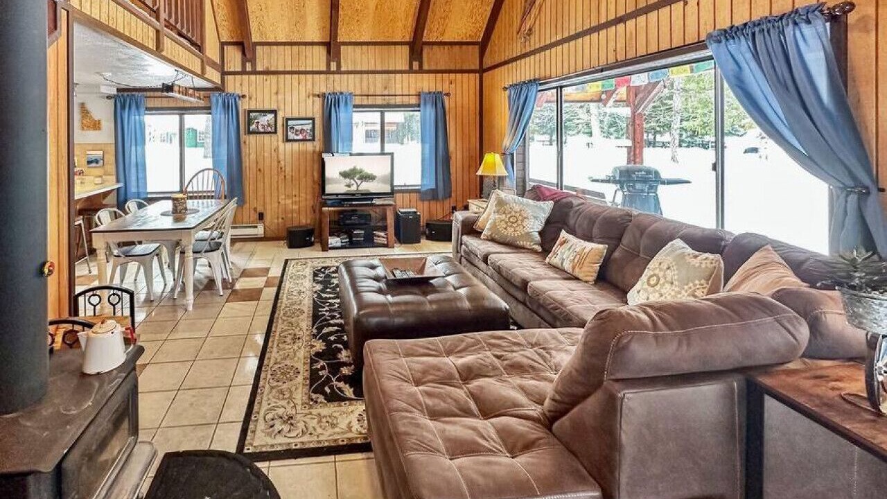 Photo of Livingroom in Wagon Wheel