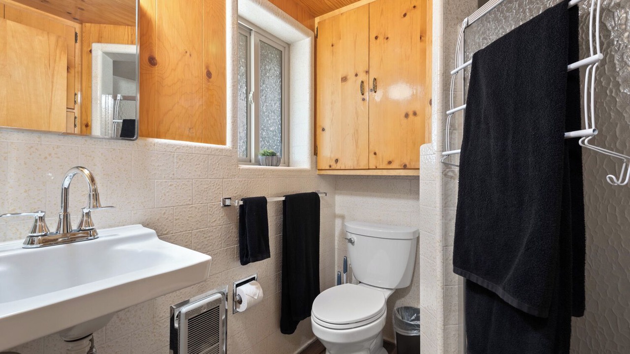 Photo of Bathroom in Island Park