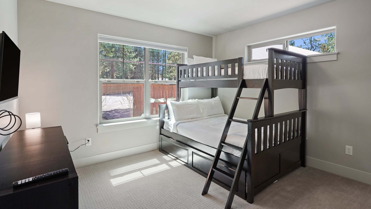 Photo of Bedroom in Deschutes River Woods