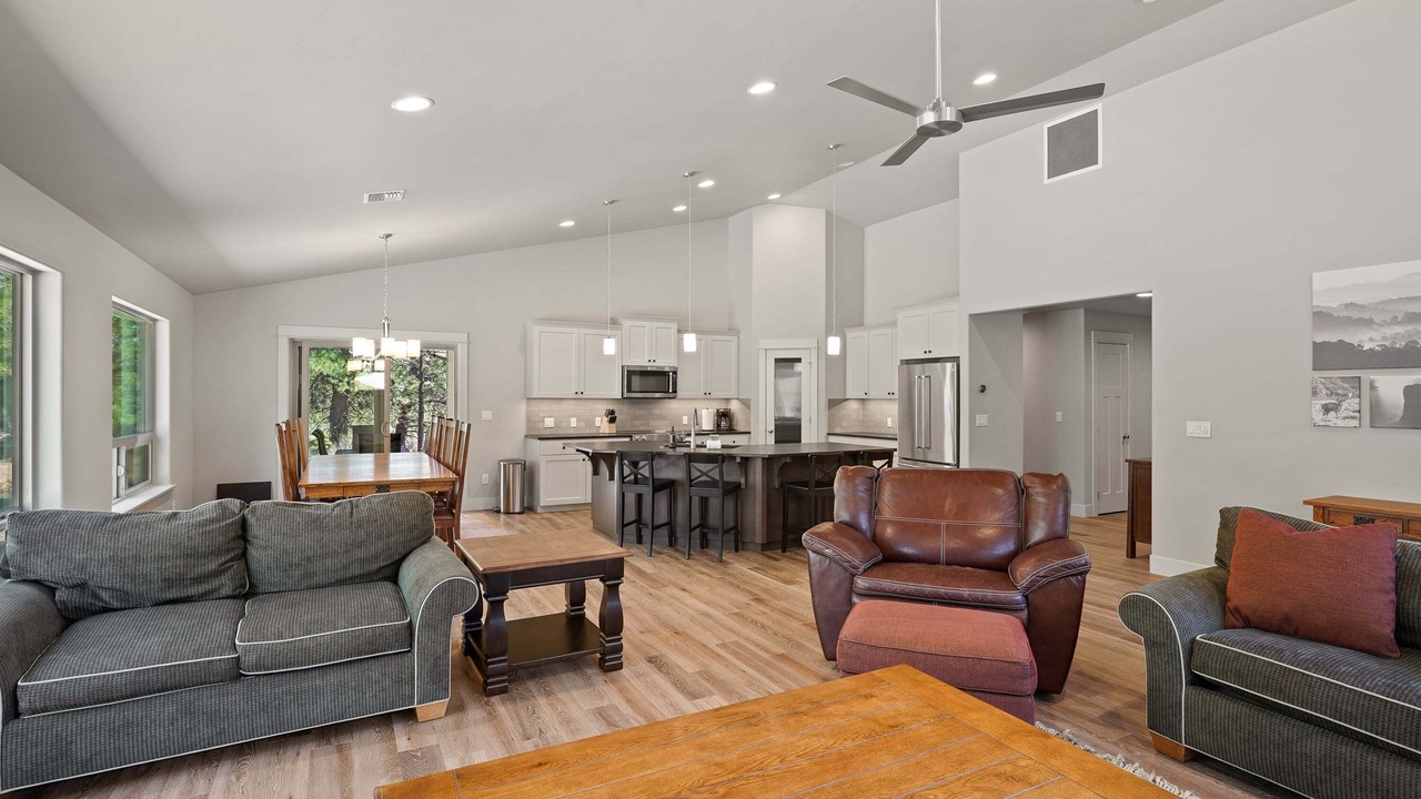 Photo of Livingroom in Deschutes River Woods