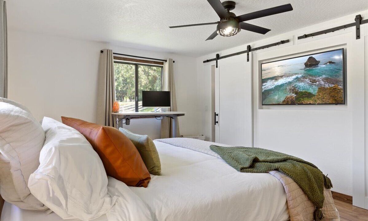 Photo of Bedroom in Shady Cove