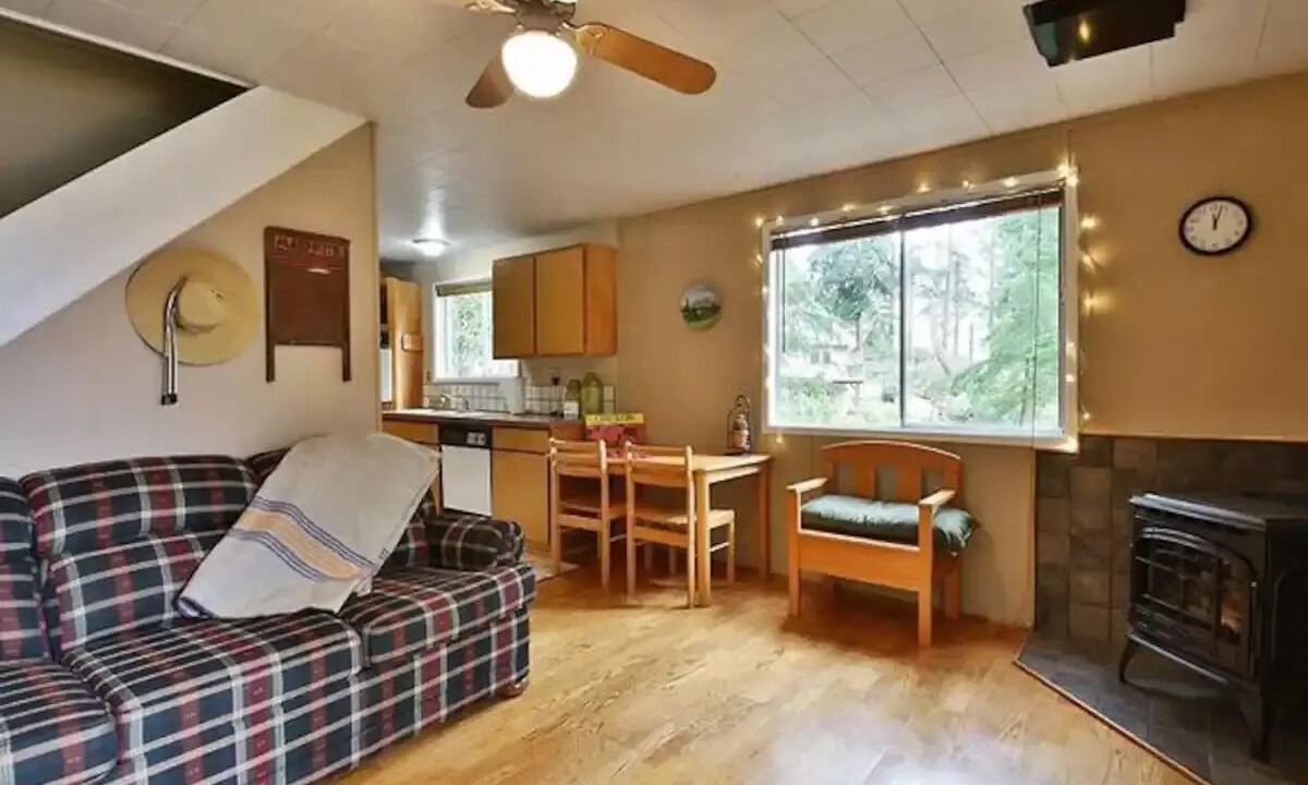 Photo of Livingroom in Langley