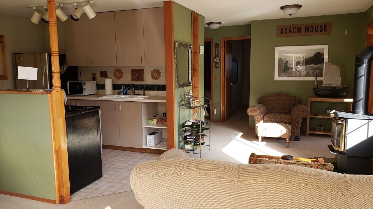 Photo of Livingroom in Oyehut-Hogans Corner