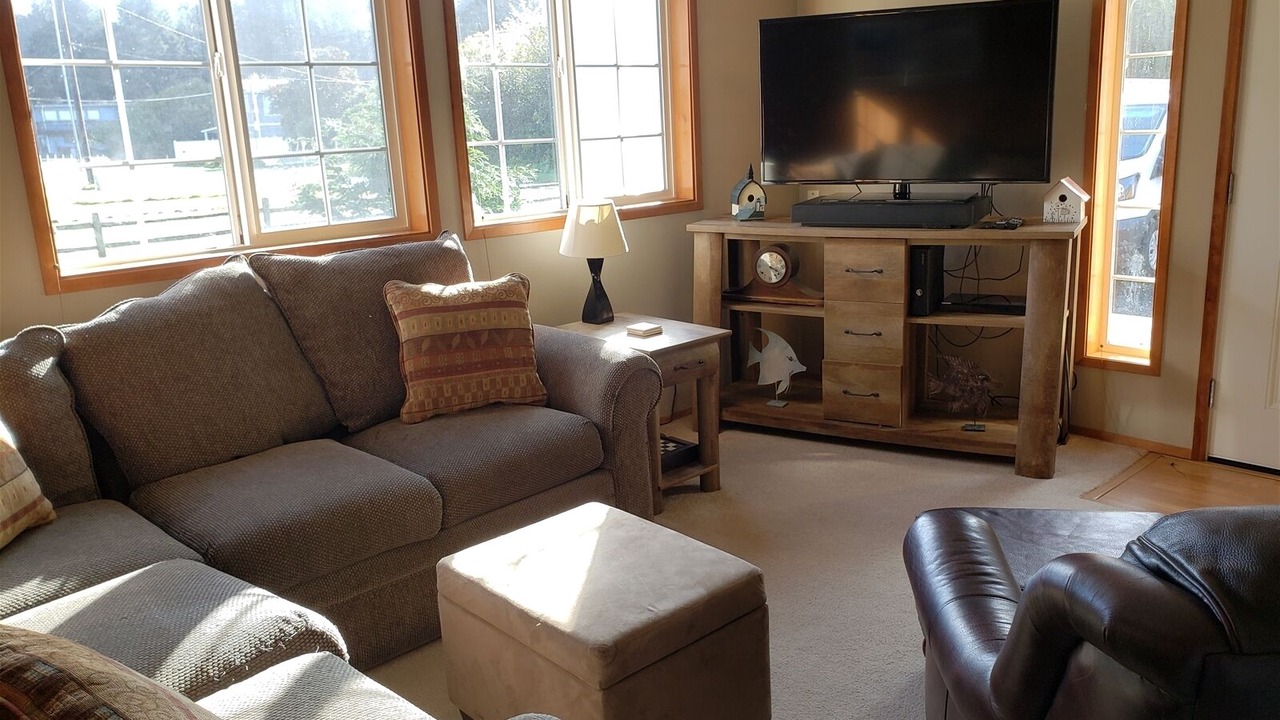Photo of Livingroom in Oyehut-Hogans Corner
