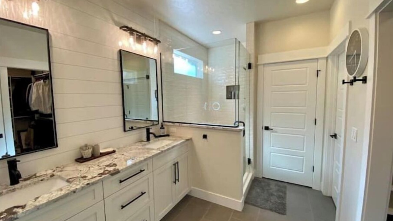 Photo of Bathroom in Garden City