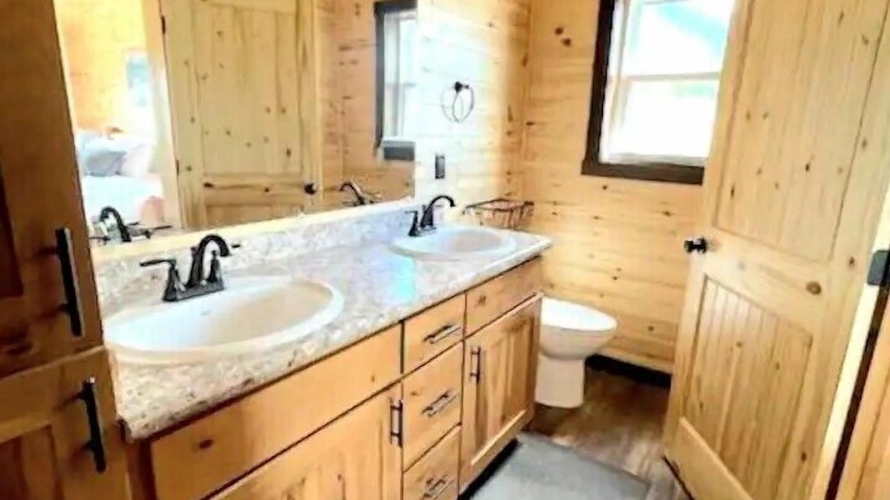 Photo of Bathroom in Island Park