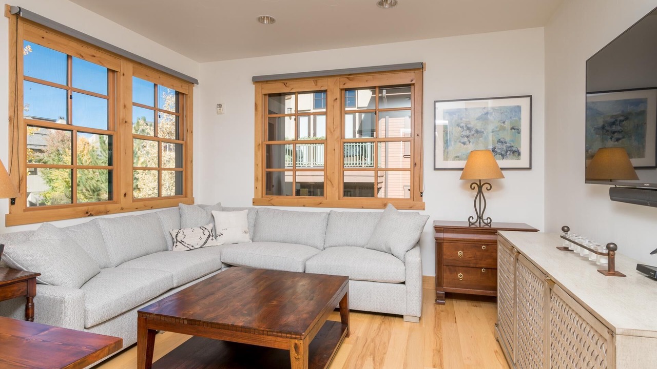 Photo of Livingroom in Elkhorn Village