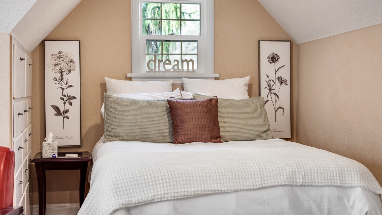 Photo of Bedroom in Garden District