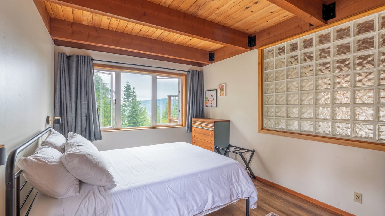 Photo of Bedroom in Oak Harbor