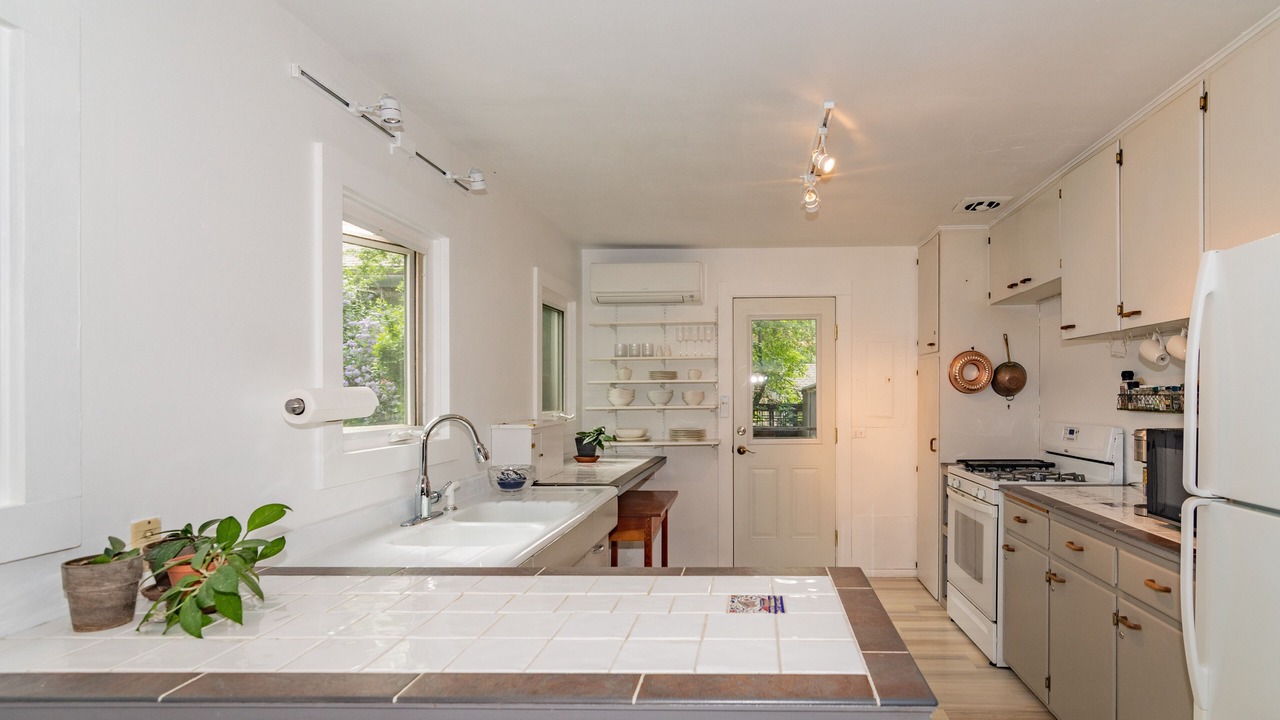 Photo of Kitchen in Siskiyou-Hargadine Historic District