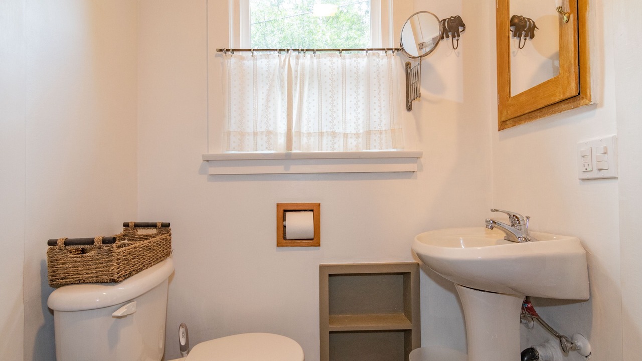 Photo of Bathroom in Siskiyou-Hargadine Historic District