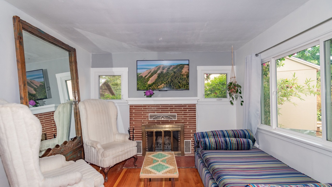 Photo of Livingroom in Siskiyou-Hargadine Historic District