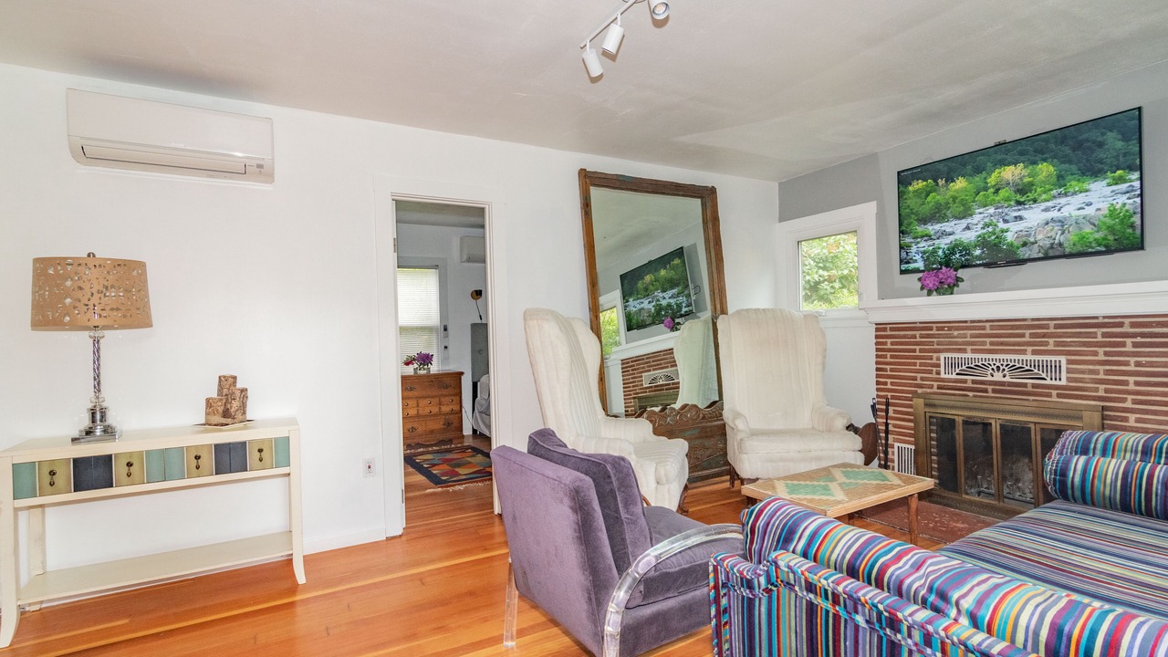 Photo of Livingroom in Siskiyou-Hargadine Historic District