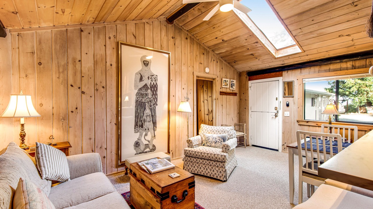 Photo of Livingroom in Langley