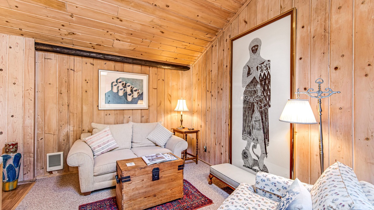 Photo of Livingroom in Langley
