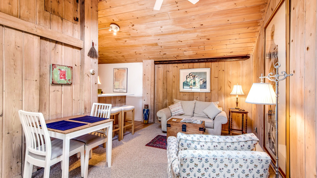 Photo of Livingroom in Langley