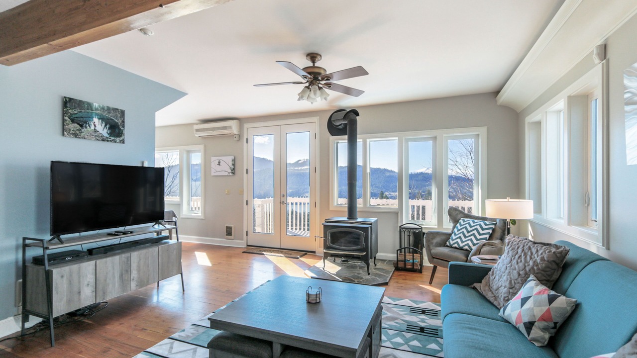 Photo of Livingroom in White Salmon