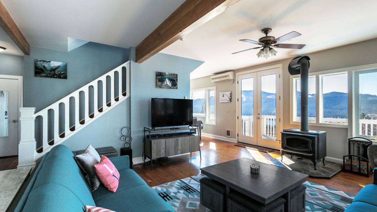 Photo of Livingroom in White Salmon