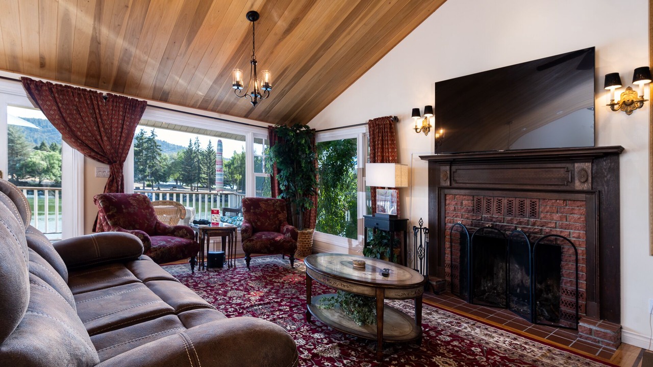 Photo of Livingroom in Downtown Klamath Falls