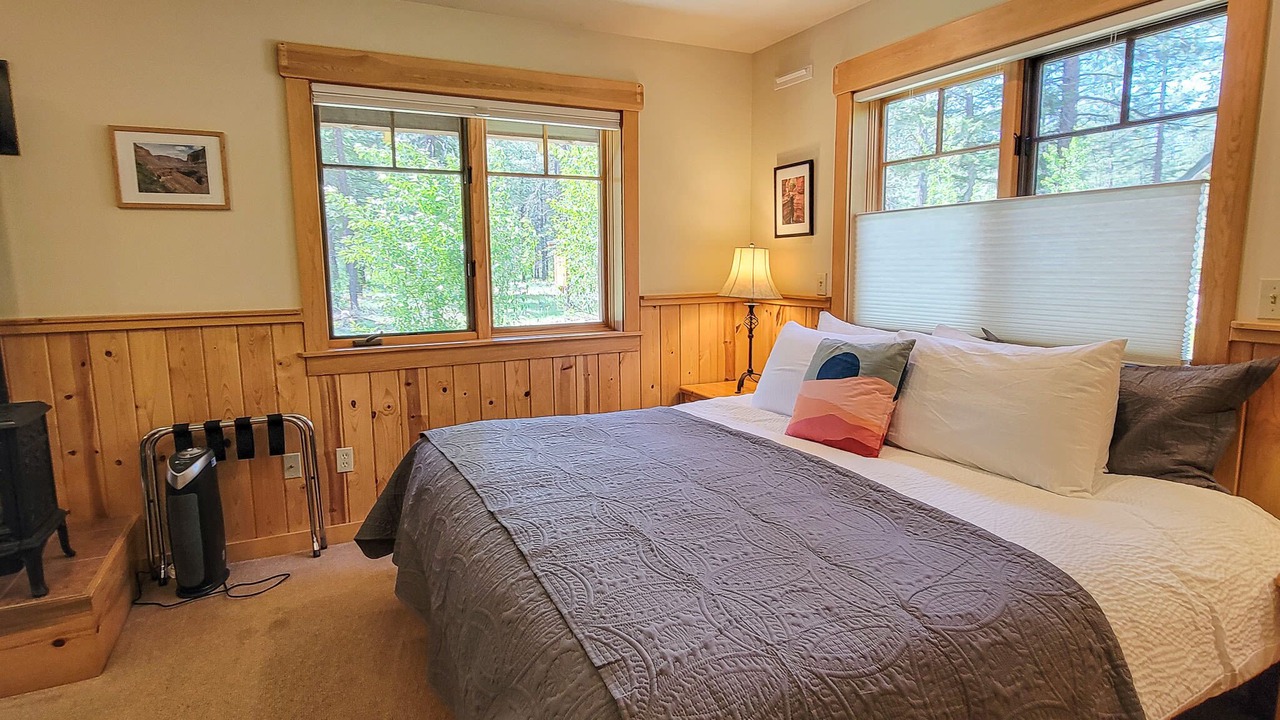 Photo of Bedroom in Mazama