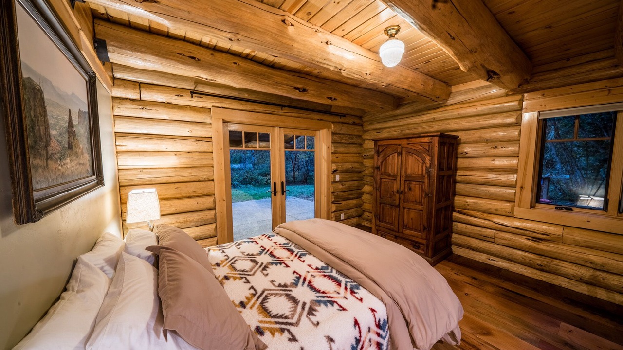 Photo of Bedroom in Roseburg