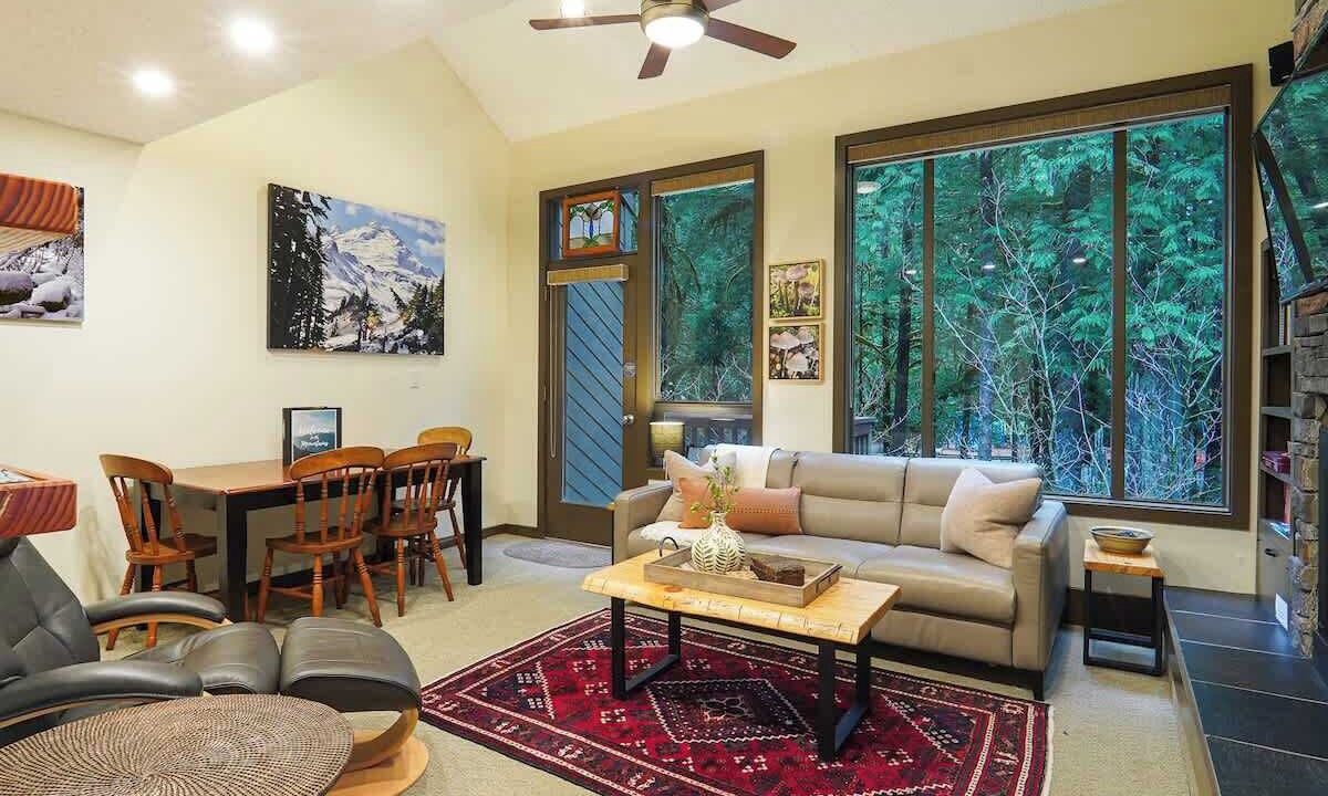 Photo of Livingroom in Glacier