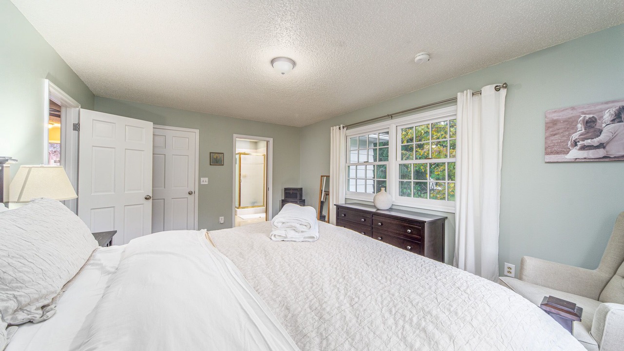 Photo of Bedroom in Lake Grove