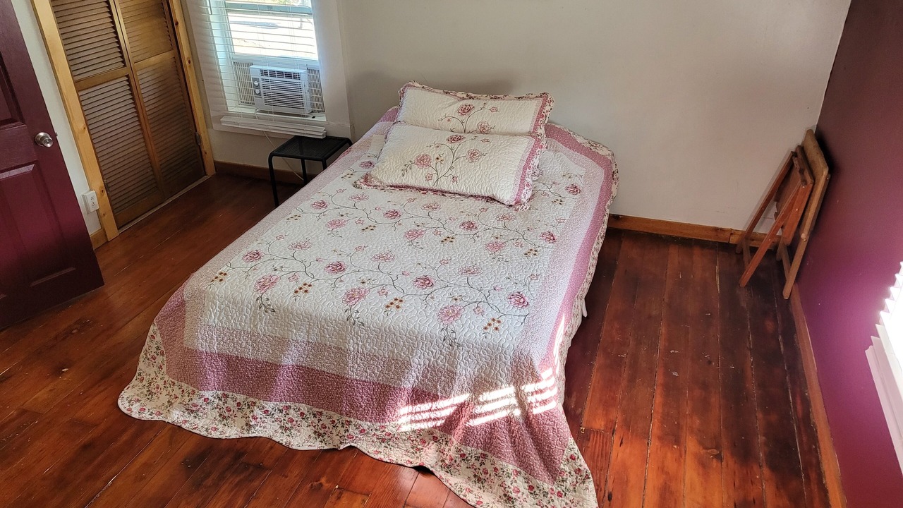 Photo of Bedroom in Roseburg