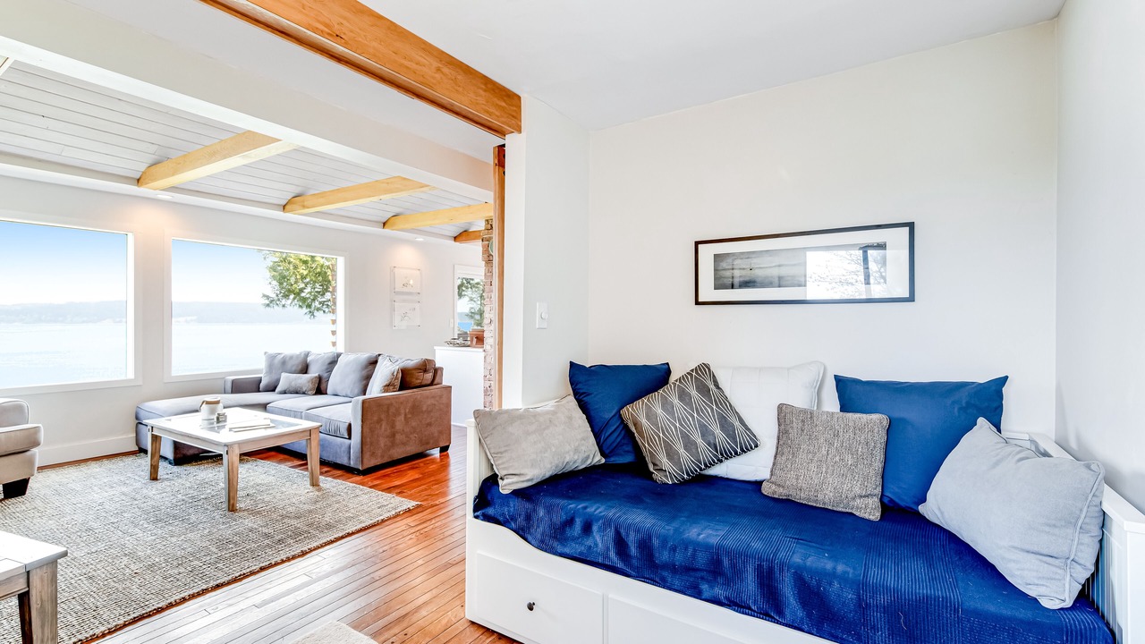 Photo of Livingroom in Langley